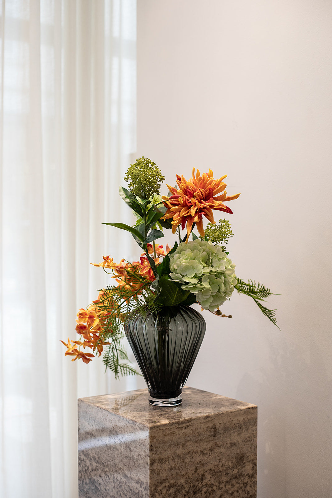 Kunstige blomster sammensat til buket. Buketten er stylet i Evelyn small i farven grå.
Buketten indeholder:
1 x Green Scabiosa Seed Pod
1 x Amber Orchid (21 heads)
1 x Amber Stem Orchid
1 x Amber Flower Dahlia
1 x Green Skimmia berry branch
1 x Light green Hydrangea
1 x Green Fern branch
