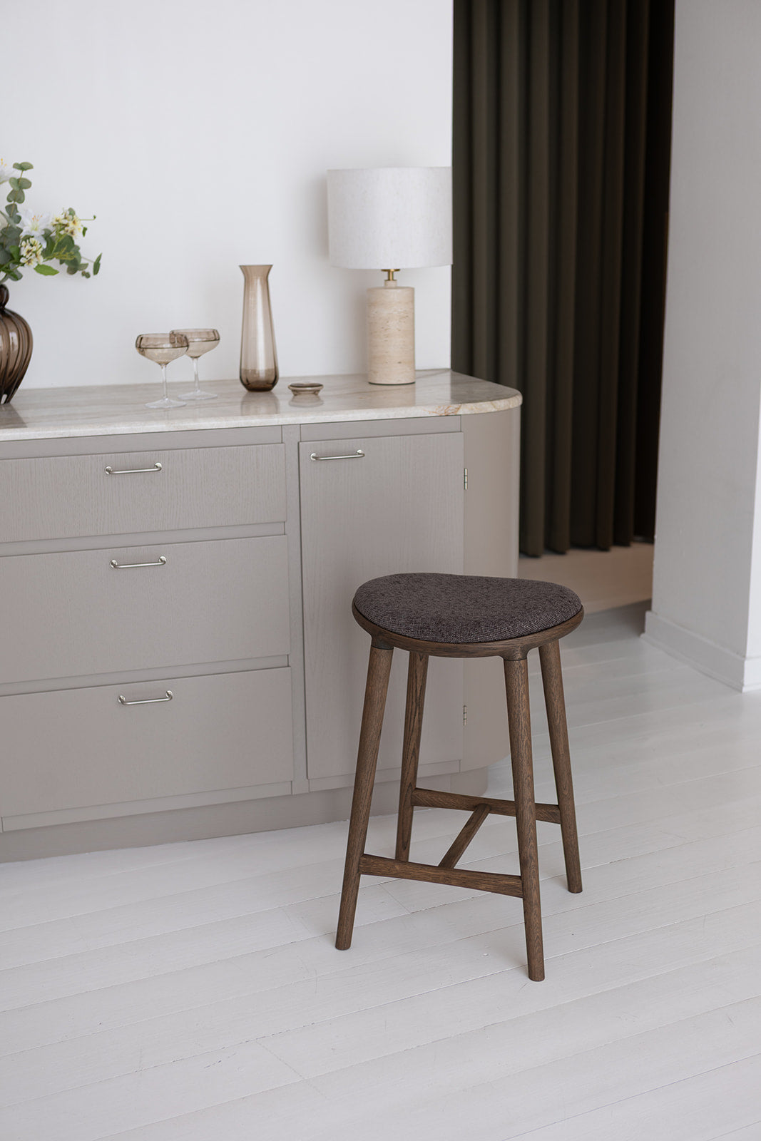 Nohr barstolen i klassisk og tidløst skandinavisk design i FSC-certificeret træ og eksklusivt tekstil.