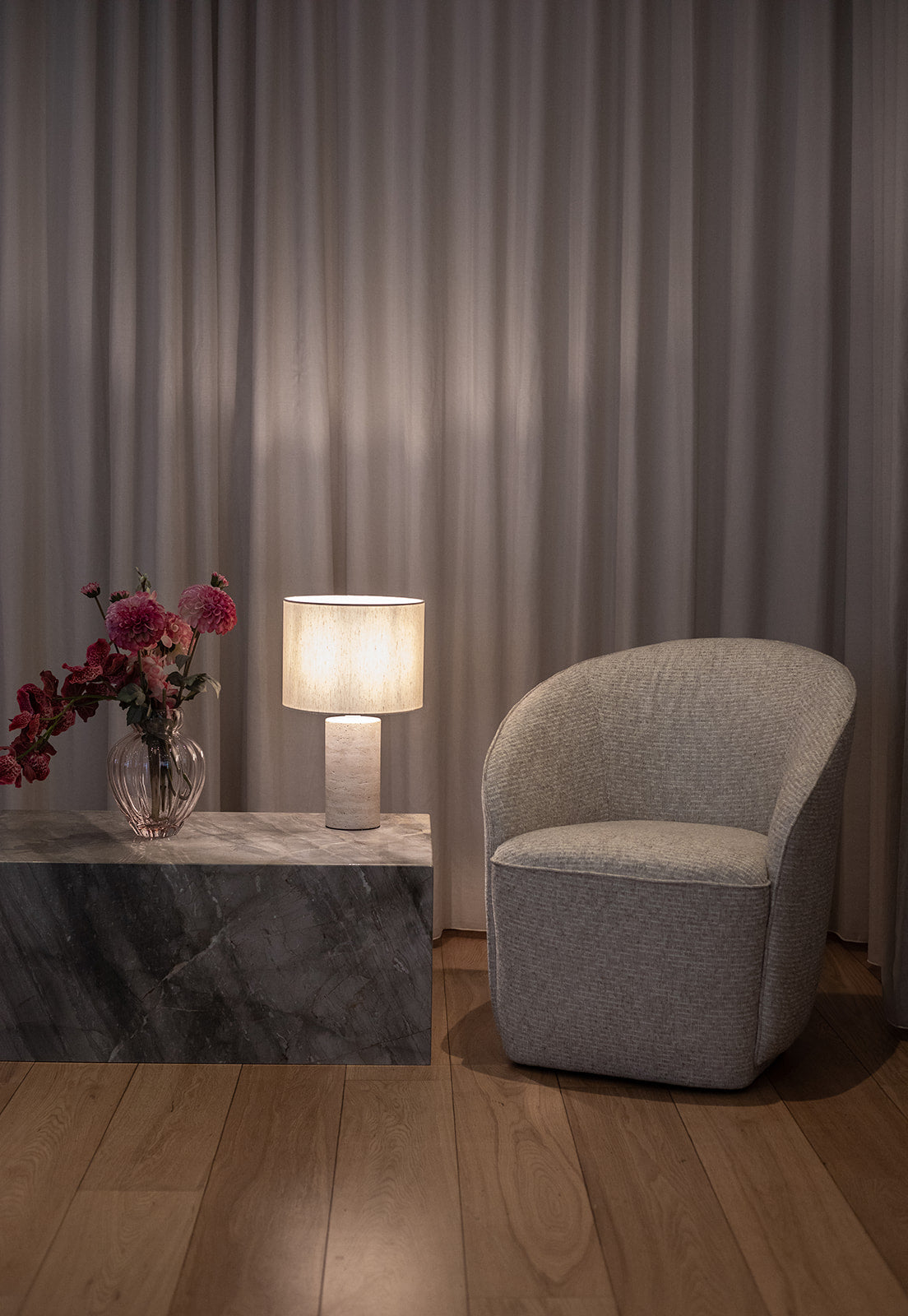 Olivia loungestol i sand/hvid med marmor, glasvase og bordlampe