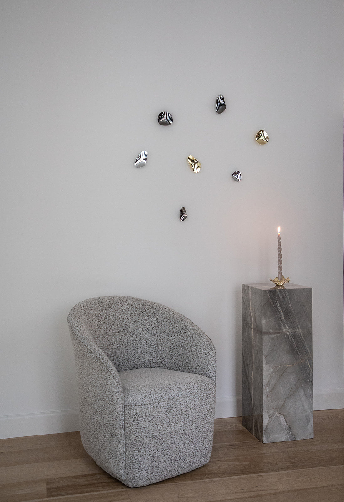 Olivia loungestol i sand og sort med marmor pedestal og lea lysestage i guld metal