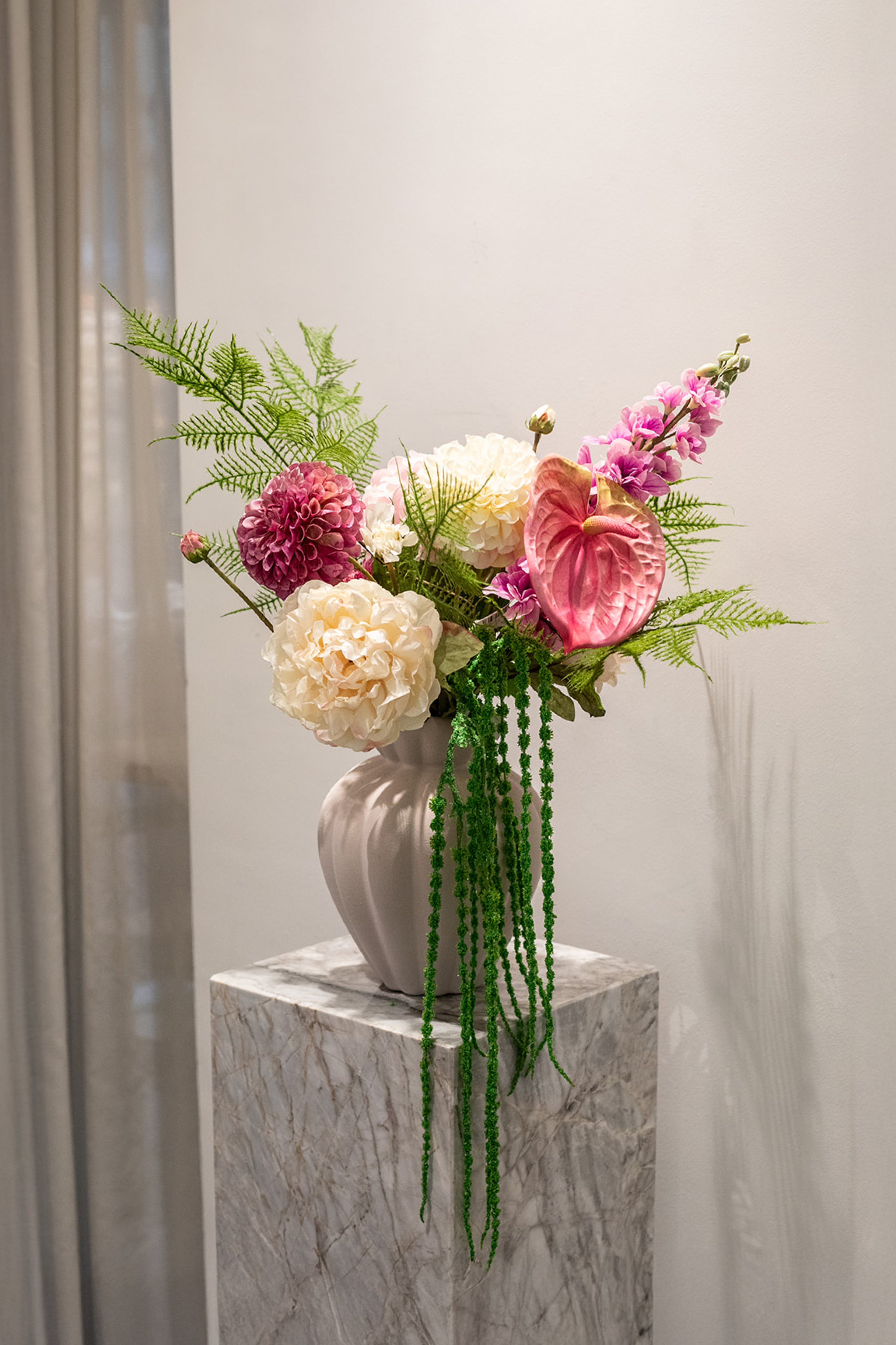 Kunstige blomster sammensat til en buket. Buketten er stylet i den håndlavede Penelope vase i farven sand i medium.
Buketten indeholder:
1 x Green Hanging branch no. 1
2 x Green Fern branch
1 x Rose Anthurium
1 x Rose Hydrangea
2 x Creme Peony
1 x Creme Dahlia
1 x Pink Dahlia
1 x Pink Consolida