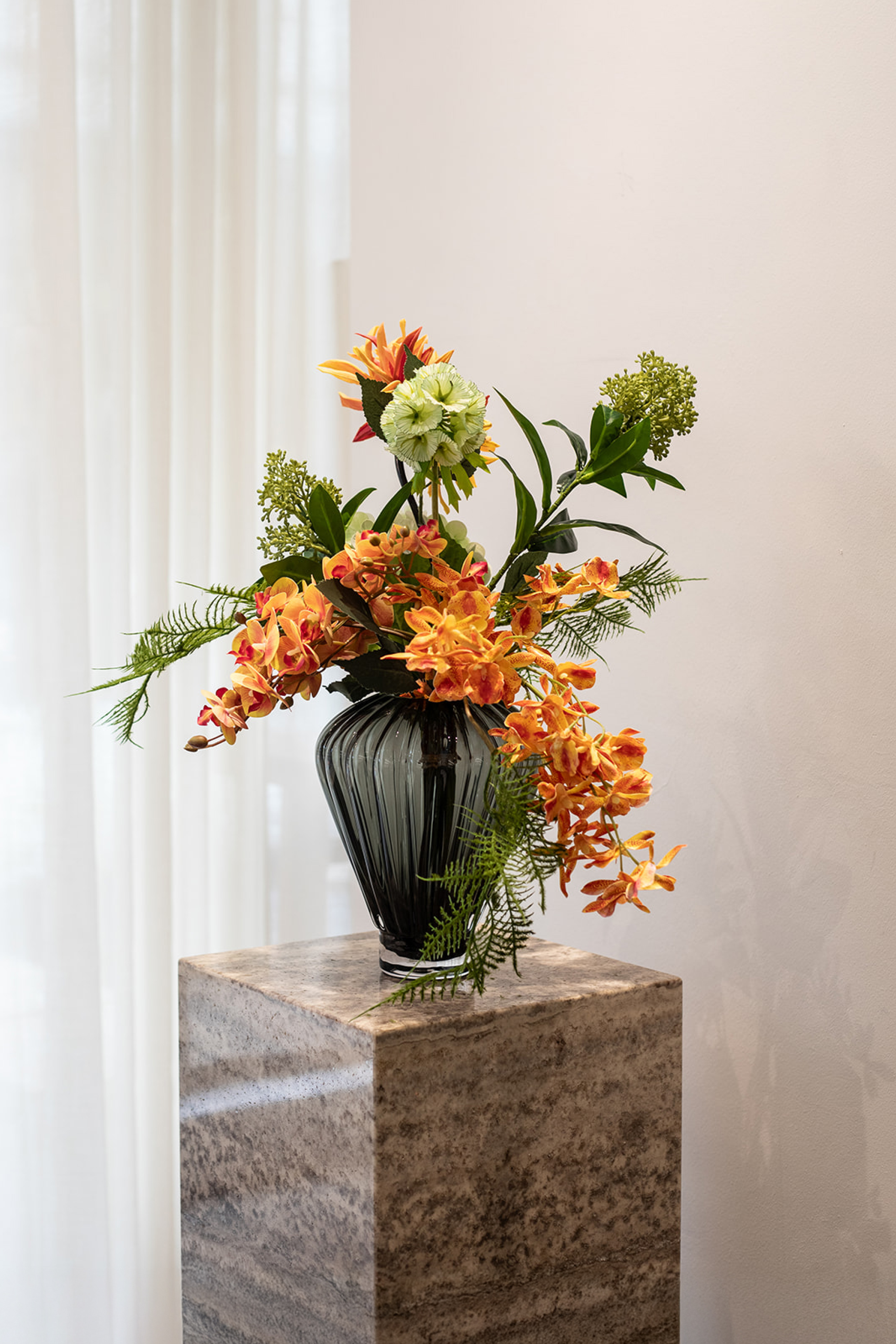 Kunstige blomster sammensat til buket. Buketten er stylet i Evelyn small i farven grå.
Buketten indeholder:
1 x Green Scabiosa Seed Pod
1 x Amber Orchid (21 heads)
1 x Amber Stem Orchid
1 x Amber Flower Dahlia
1 x Green Skimmia berry branch
1 x Light green Hydrangea
1 x Green Fern branch