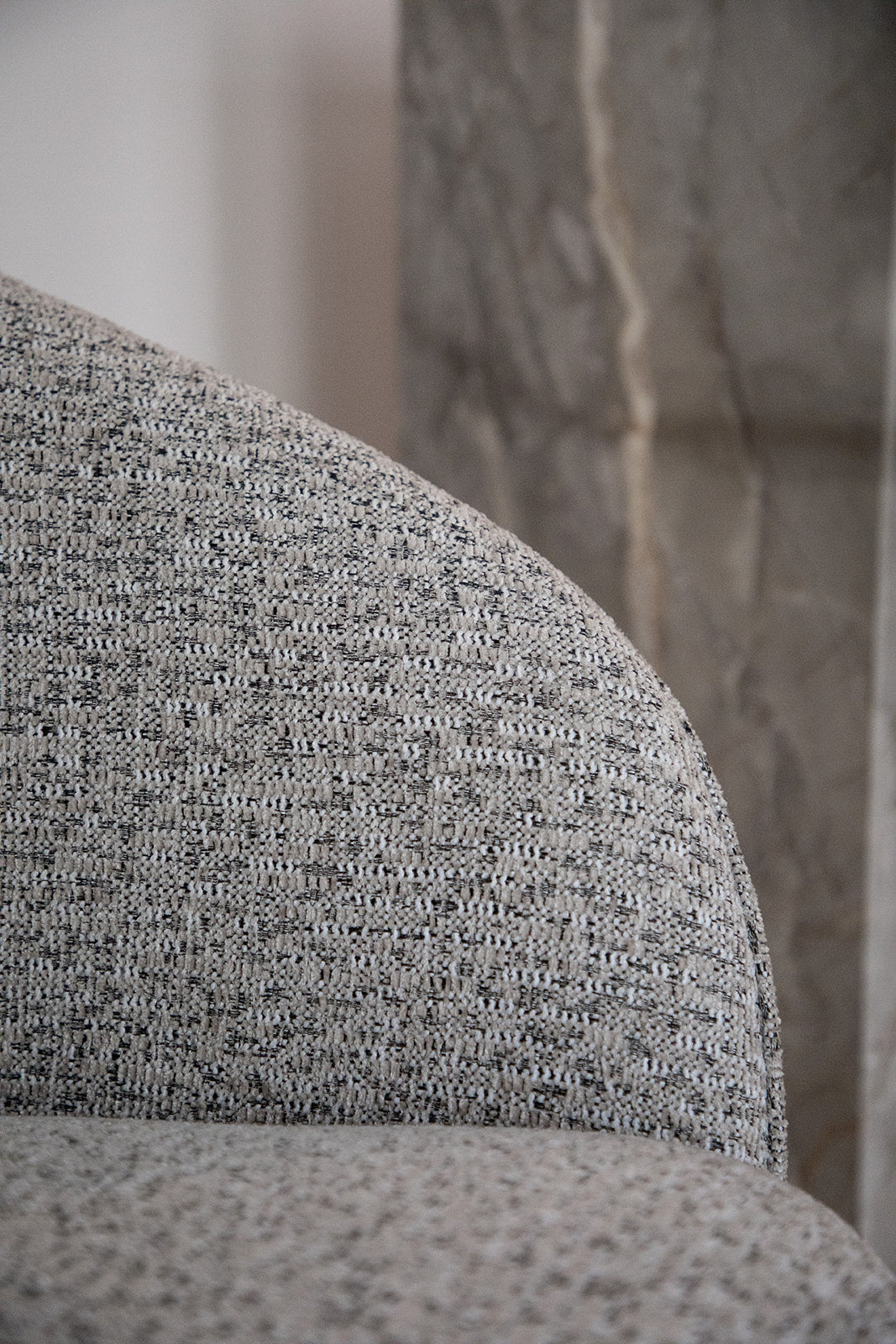 detaljebillede af Olivia loungestol i sand og sort