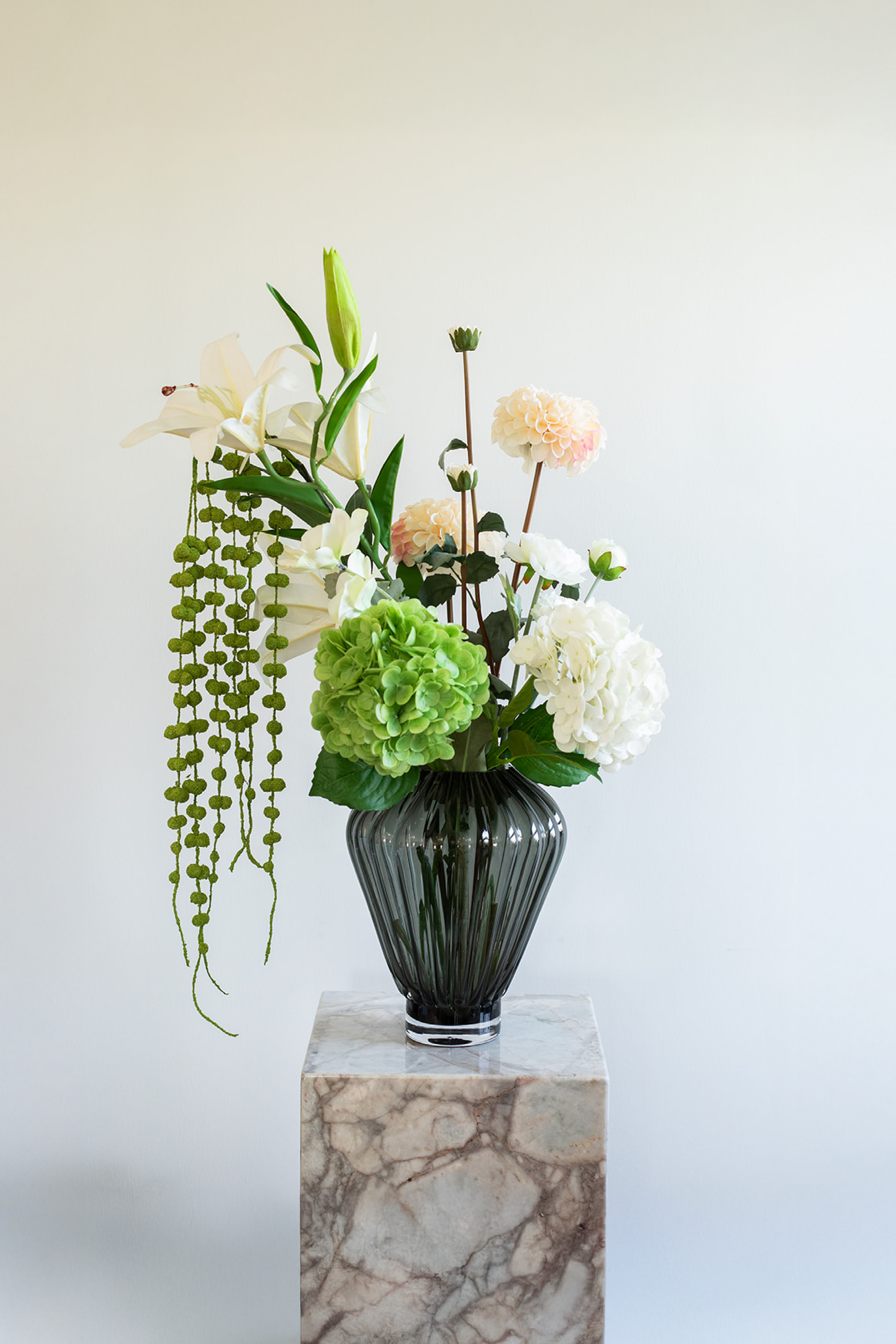 Kunstige blomster fra specktrum. Hortensia, dahlia og liljer