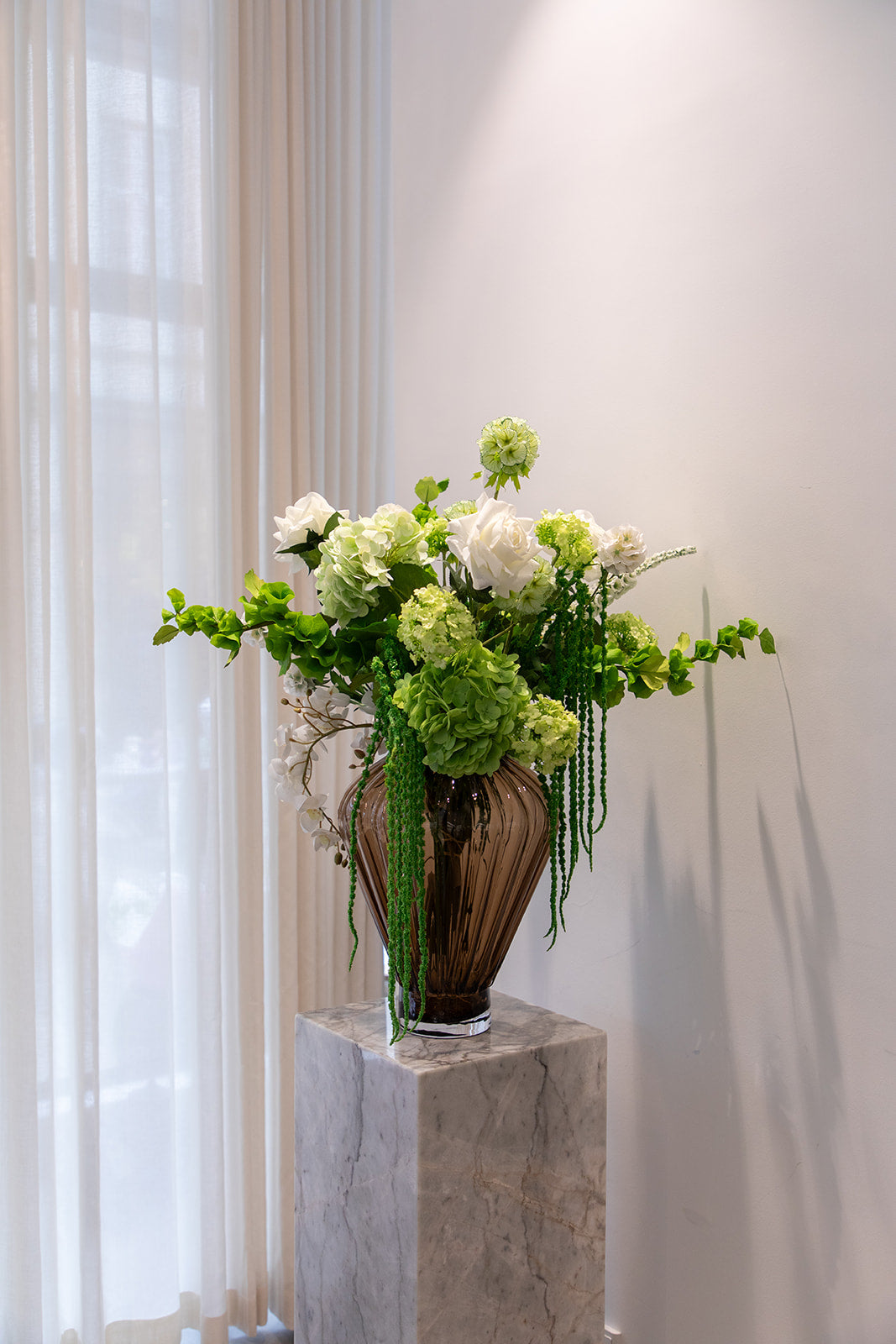 Kunstige blomster i hvide og grønne toner