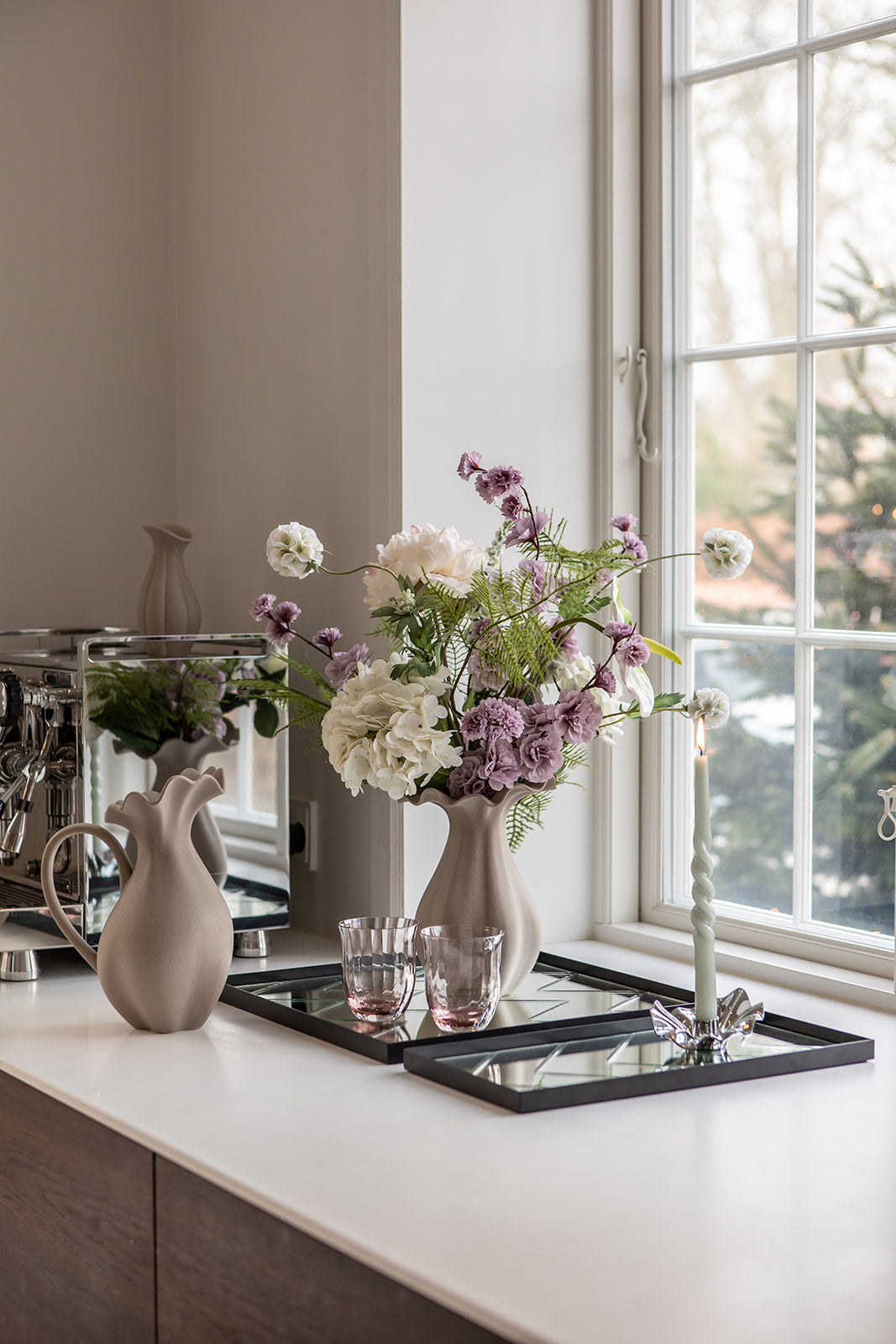 Kunstige blomster stående i køkken