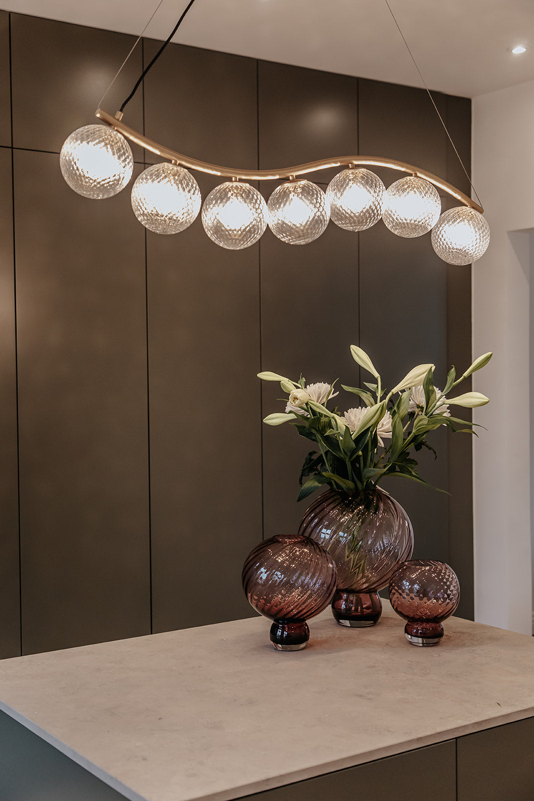 liva lysekrone med meadow swirl glas vaser