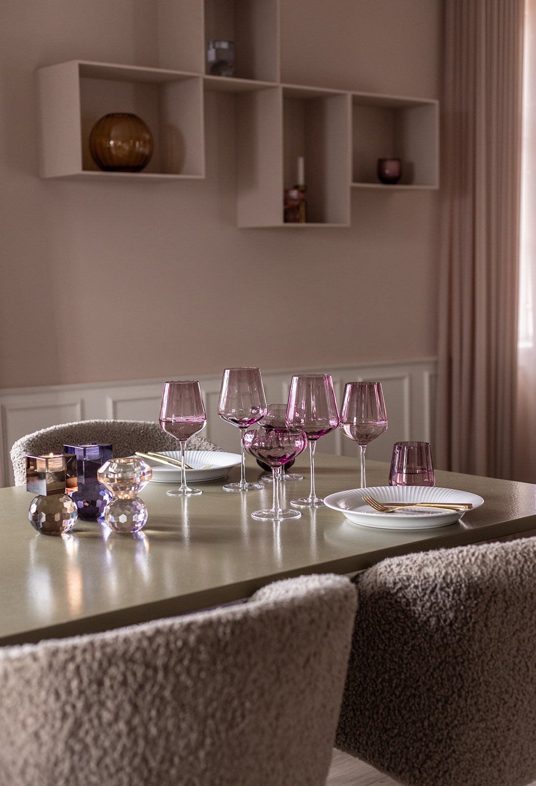 Meadow vandglas i plum – rosa farvet glas produceret i Europa med stilrent udtryk fra spektrum
