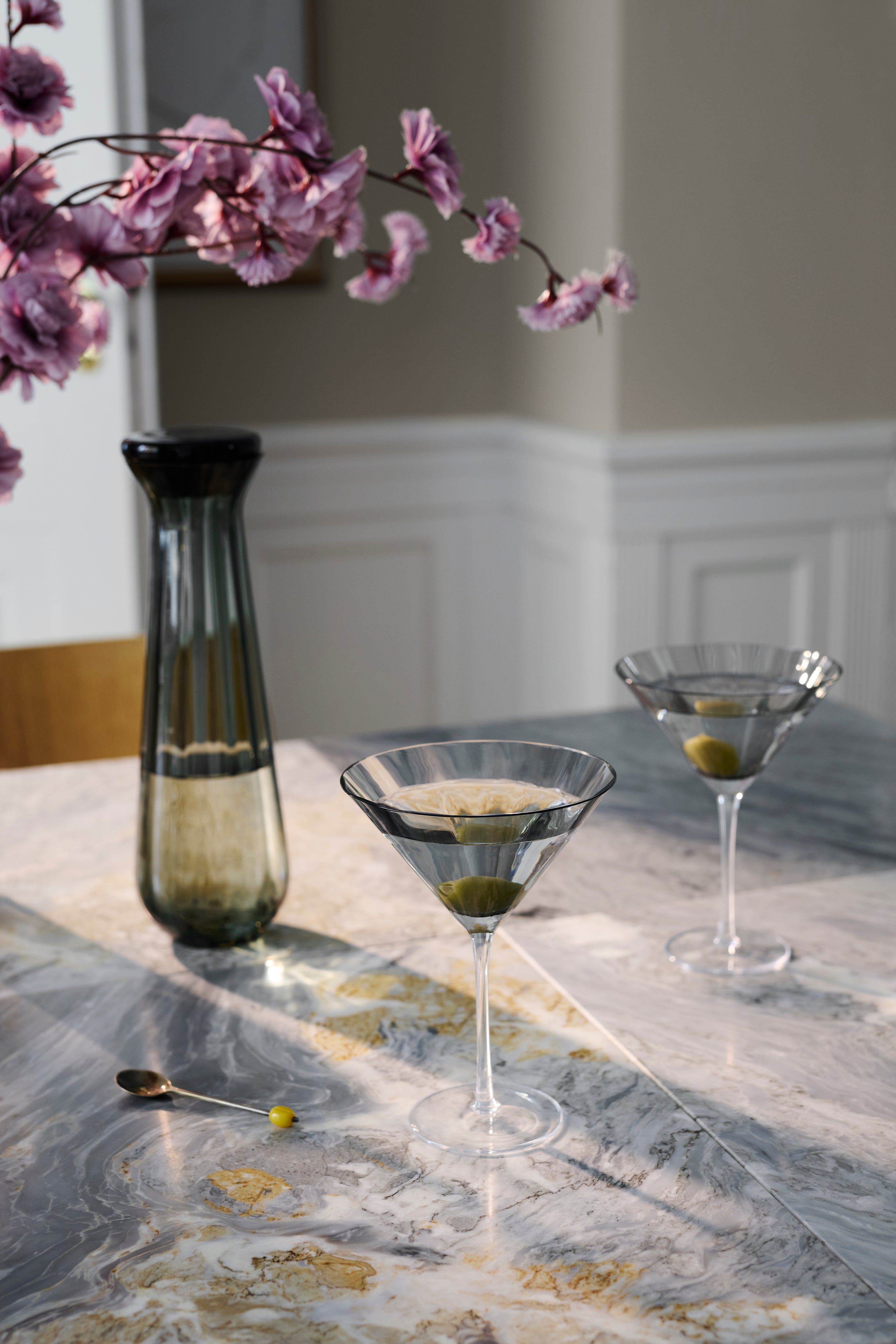 grå martiniglas og grå glas karaffel fra specktrum