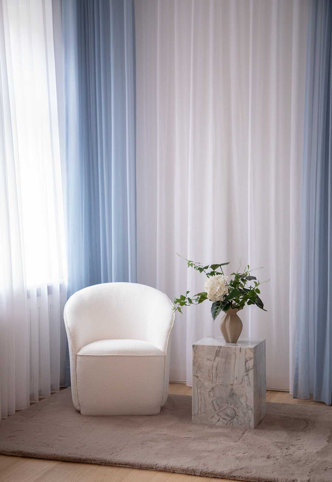 Olivia loungestol i hvid bouclé med coast marmor sidebord