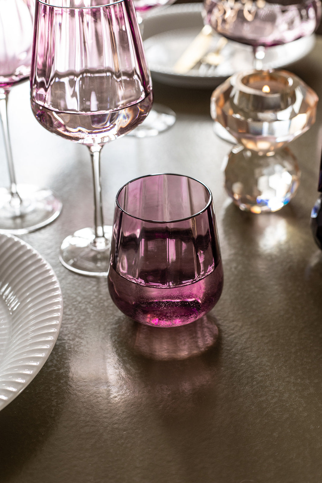 Meadow vandglas i plum – rosa farvet glas produceret i Europa med stilrent udtryk fra spektrum