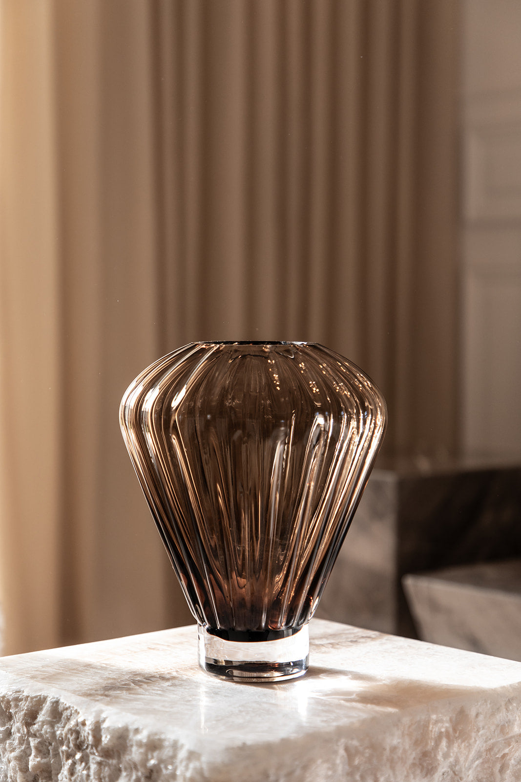 Evelyn vase i topazfarvet glas – Lille, mundblæst design fra Spectrum