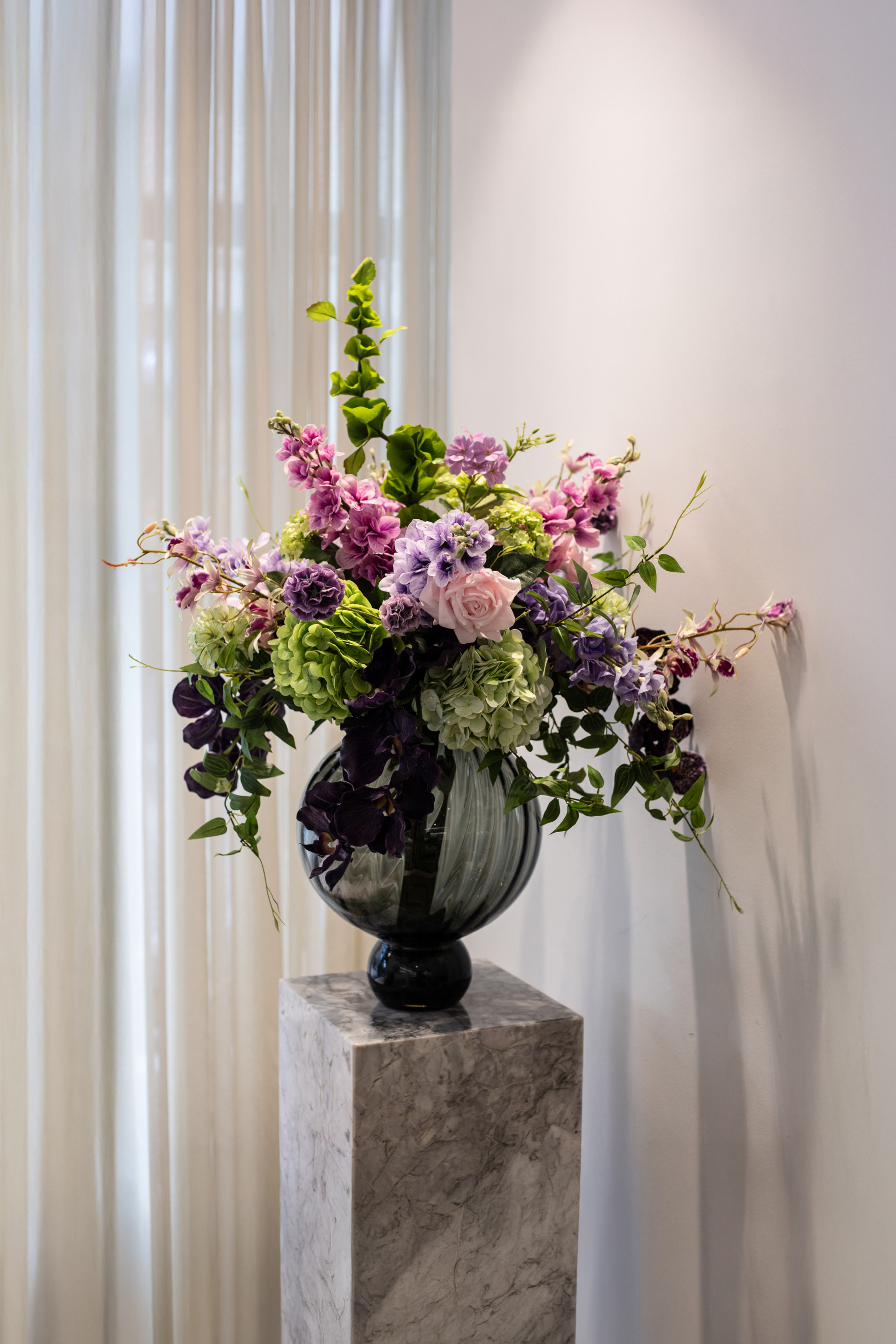 Kunstig buket, kærlighedsbundt stylet med i vores store Meadow vase i grå.