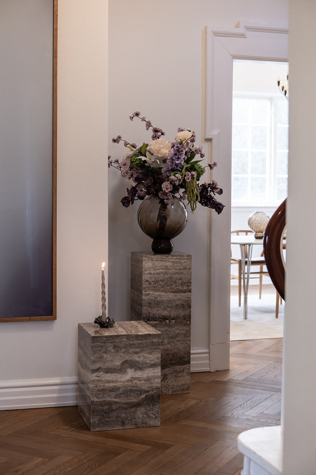 Travertine Sidebord stylet med Meadow vase i grå og en Lea lysestage.