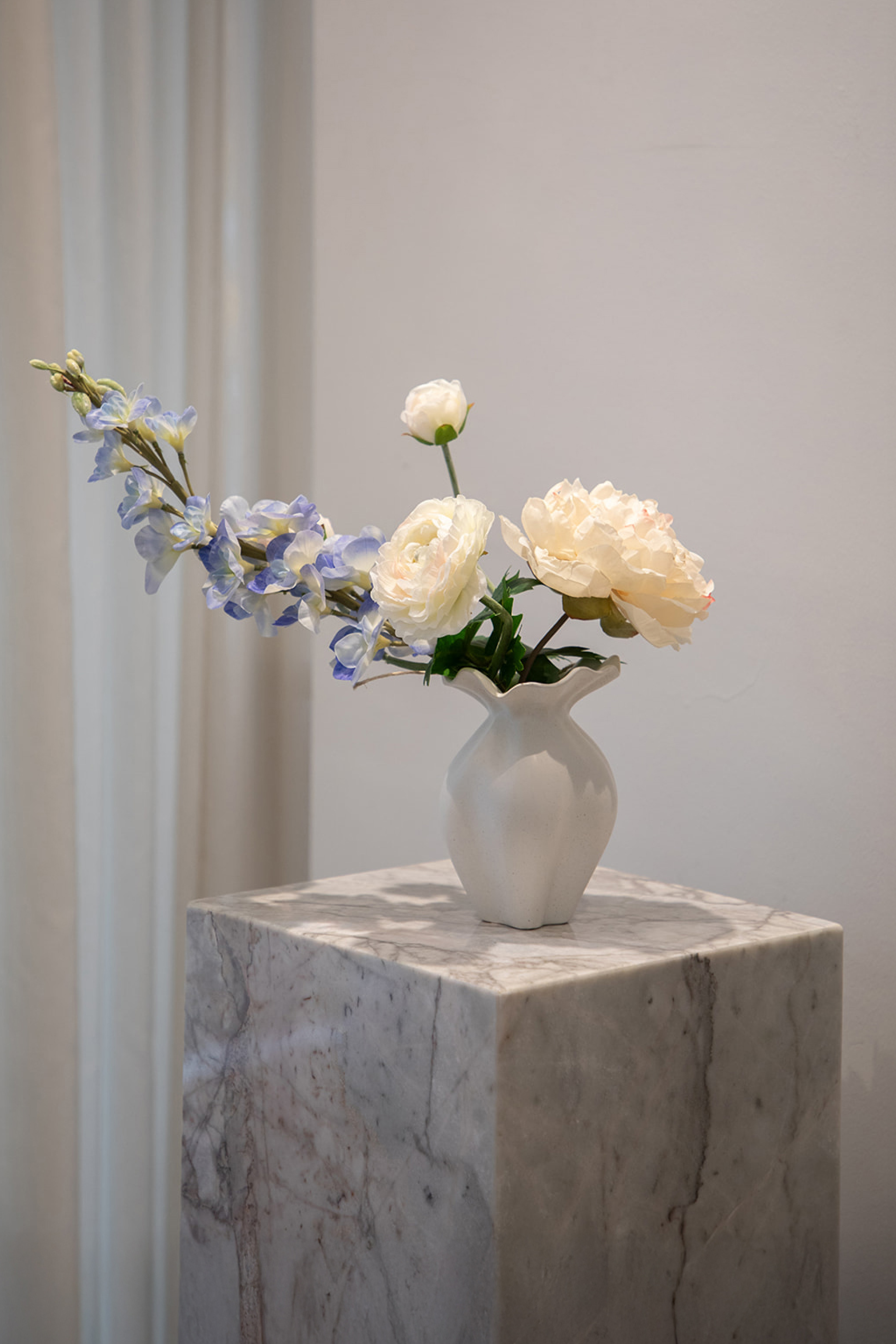 Kunstige blomster i lille nellie keramik vase i hvid