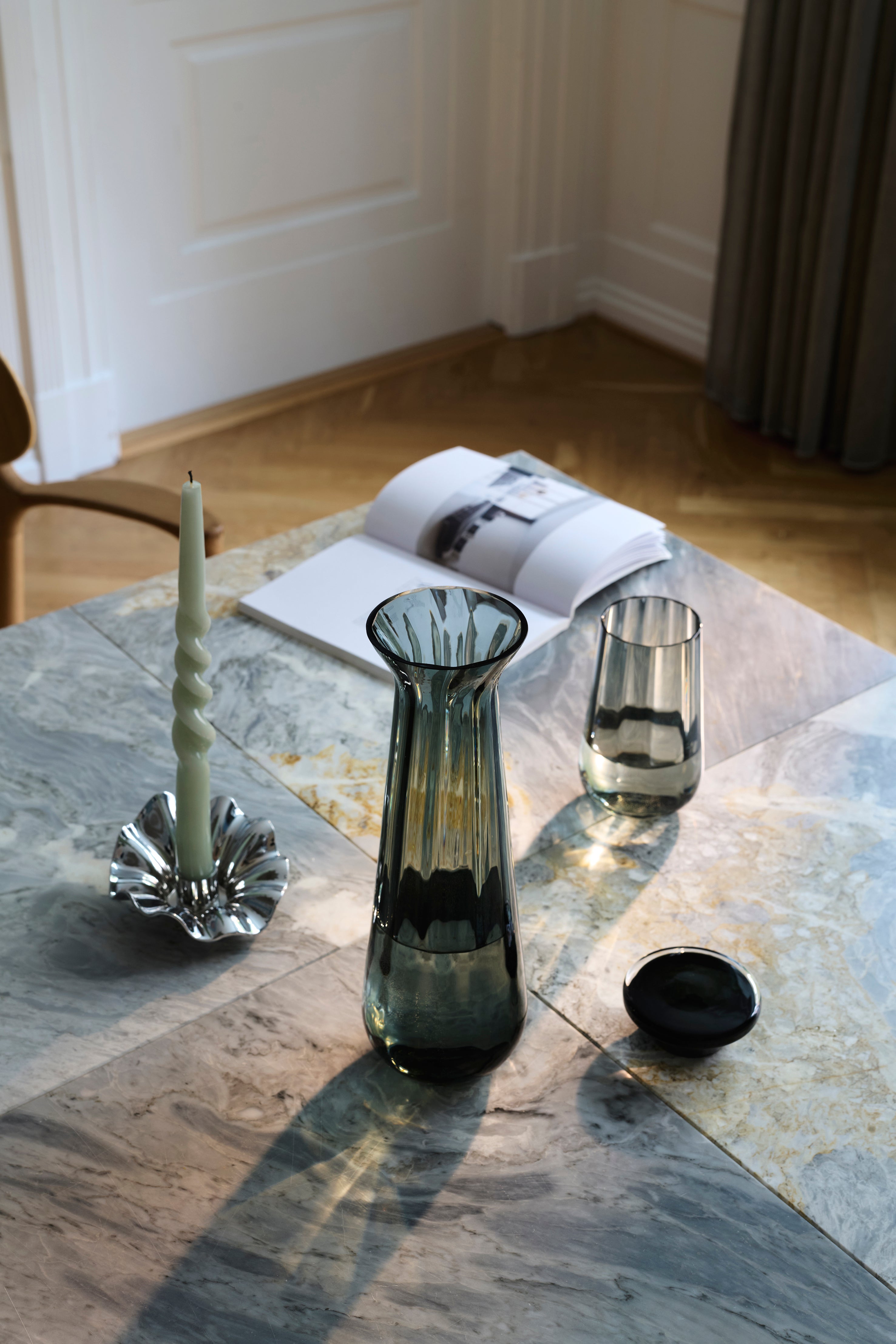 glas karaffel i grå med lea metal lysestage
