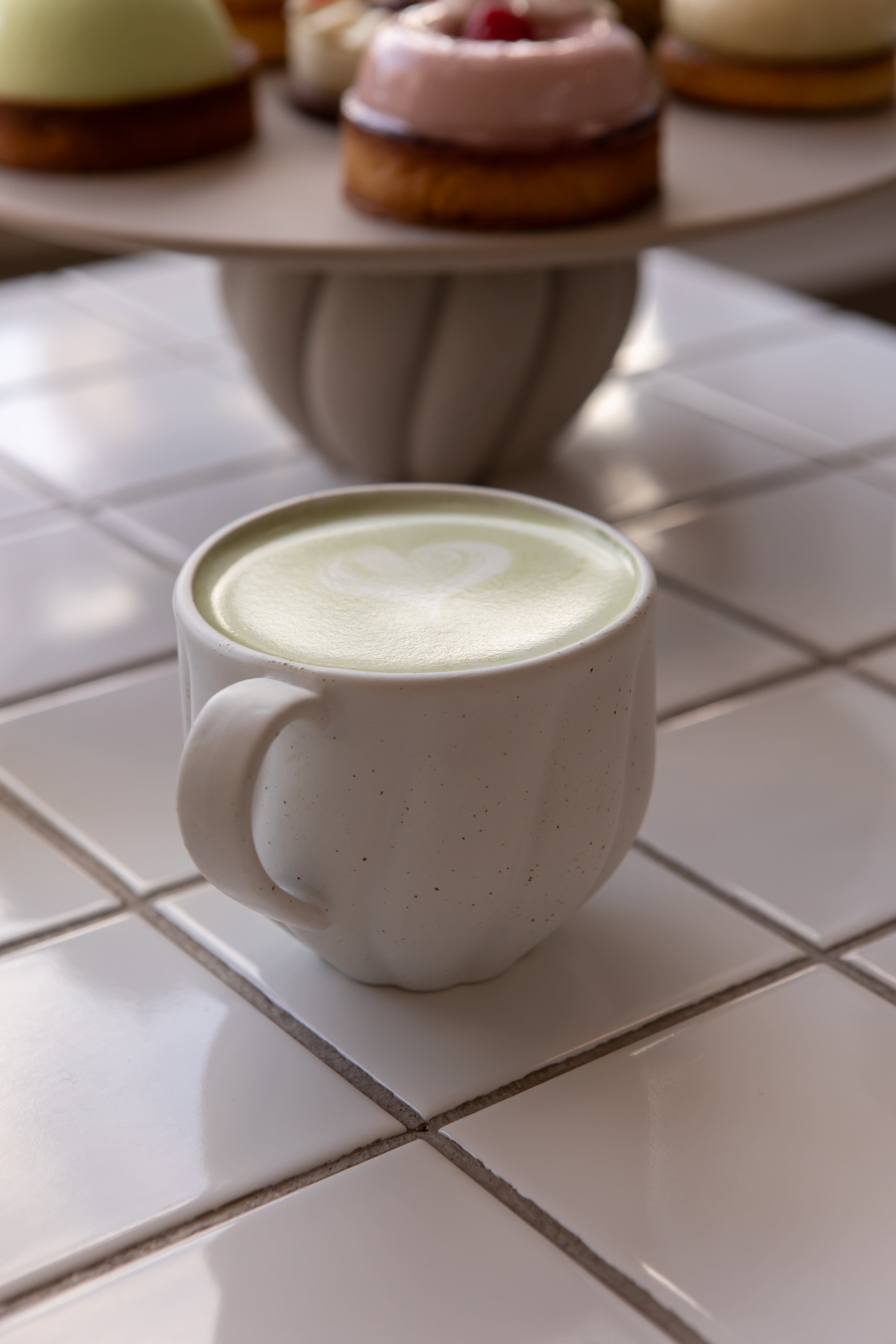 Keramik kop med matcha i en café