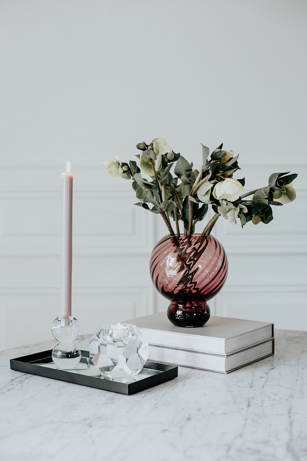 Meadow Swirl lille vase i plumfarvet glas – mundblæst design fra Spectrum