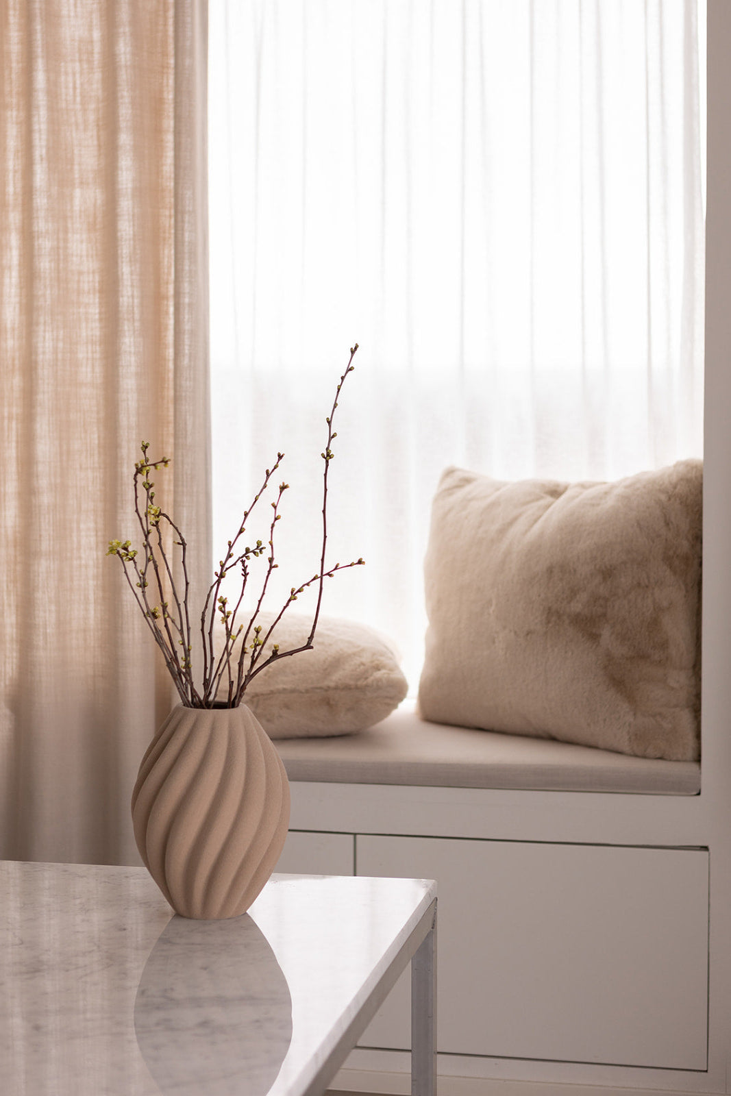 Adalyn pyntepude i sand 50x70 cm – blød og elegant pude fra Spectrum i rolig, naturlig tone. Perfekt til sofa, seng eller loungestol.