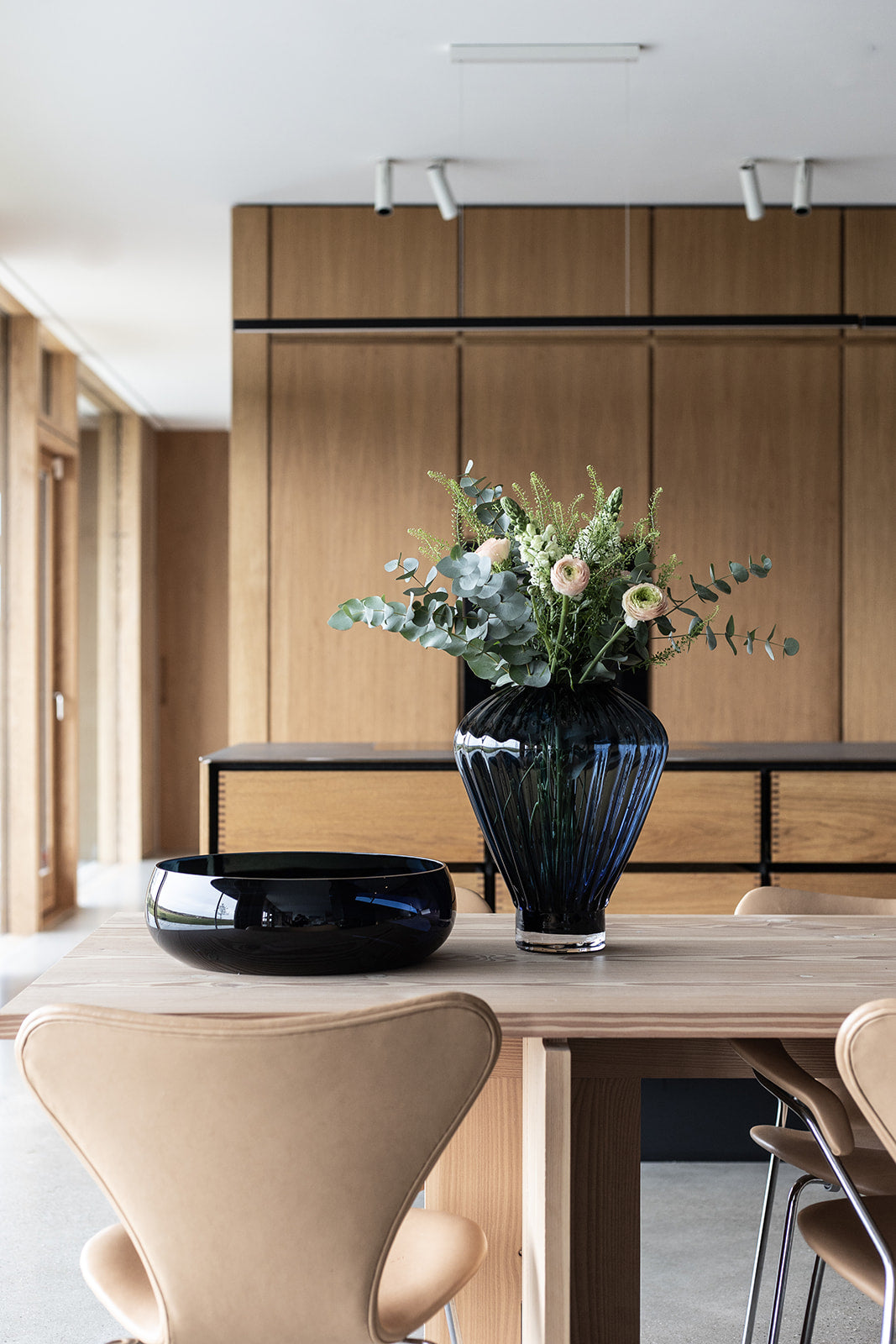 Evelyn vase i blåt glas – Stor, mundblæst og elegant