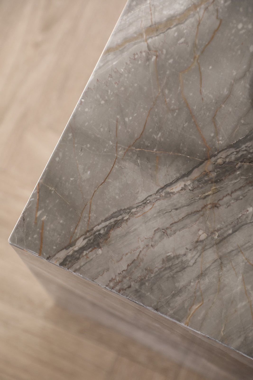 detalje af marmor sidebord i grå og brunlig tone
